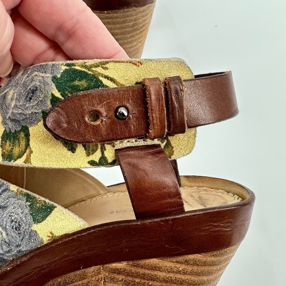 Women’s Floral Yellow Leather-Trim Platform Sandal - Picture 7 of 16
